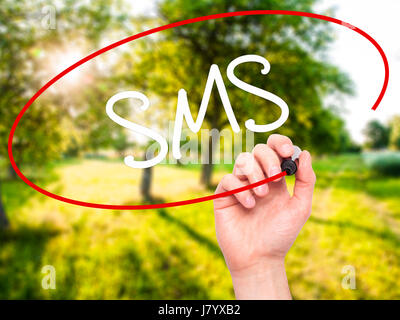 Hand des Mannes Schreiben von SMS (Short Message Service) mit schwarzen Balken am Bildschirm. Auf Hintergrund isoliert. Wirtschaft, Technologie, Internet-Konzept. Sto Stockfoto