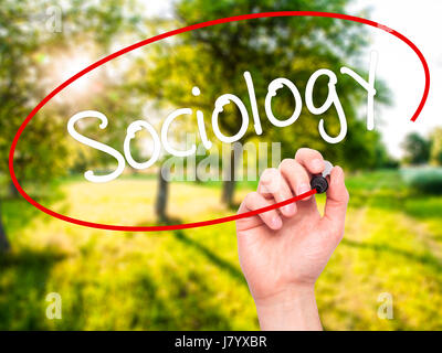 Hand des Mannes Soziologie mit schwarzem Filzstift auf Bildschirm zu schreiben. Auf Hintergrund isoliert. Wirtschaft, Technologie, Internet-Konzept. Stock Foto Stockfoto