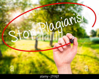 Hand des Mannes stoppen Plagiat mit schwarzem Filzstift auf Bildschirm zu schreiben. Auf Hintergrund isoliert. Wirtschaft, Technologie, Internet-Konzept. Stock Foto Stockfoto