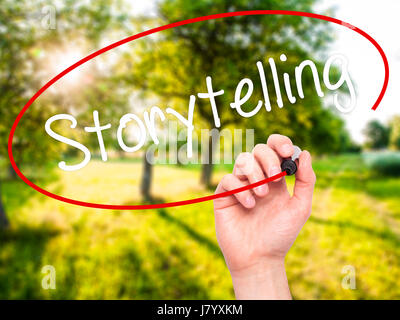 Hand des Mannes Storytelling mit schwarzem Filzstift auf Bildschirm zu schreiben. Auf Hintergrund isoliert. Wirtschaft, Technologie, Internet-Konzept. Stock Foto Stockfoto