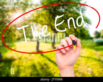 Mann Hand The End mit schwarzem Filzstift auf Bildschirm zu schreiben. Isoliert auf Natur. Wirtschaft, Technologie, Internet-Konzept. Stock Foto Stockfoto