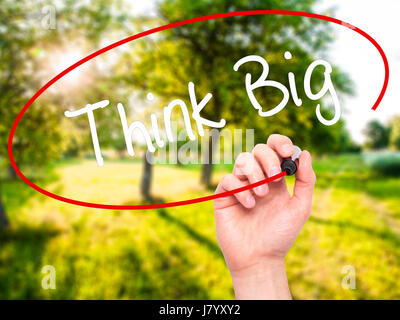 Hand des Mannes schreiben Think Big mit schwarzem Filzstift auf Bildschirm. Isoliert auf Natur. Wirtschaft, Technologie, Internet-Konzept. Stock Foto Stockfoto