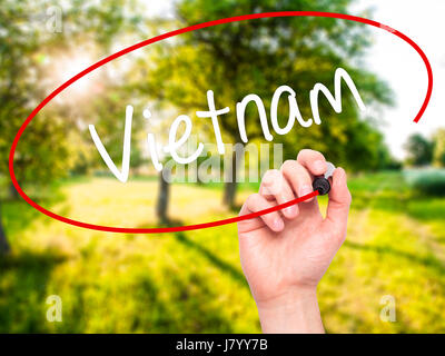 Hand des Mannes Vietnam mit schwarzem Filzstift auf Bildschirm zu schreiben. Isoliert auf Natur. Wirtschaft, Technologie, Internet-Konzept. Stockfoto