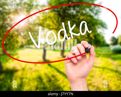 Hand des Mannes Wodka mit schwarzen Balken am Bildschirm zu schreiben. Isoliert auf Natur. Wirtschaft, Technologie, Internet-Konzept. Stock Foto Stockfoto