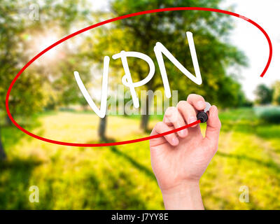 Hand des Mannes VPN (Virtual Private Network) mit schwarzem Filzstift auf Bildschirm zu schreiben. Auf Hintergrund isoliert. Wirtschaft, Technologie, Internet-Konzept. Sto Stockfoto