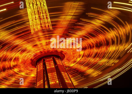 Teil einer Reihe von langen Belichtungszeiten der Fahrt Feuerball an der Puyallup State Fair Stockfoto