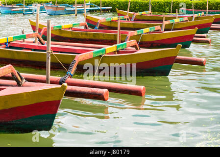 Bunten traditionellen balinesischen Fischerbooten in Linie auf dem Wasser Stockfoto