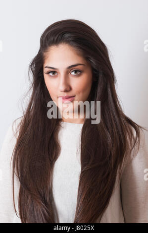 Schöne junge indische Frau mit langen dunklen Haaren lächelnd Stockfoto