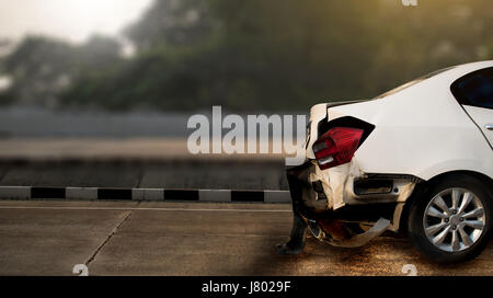 Autounfall auf der Straße Unfall Autounfall auf Straße, beschädigte Autos beschädigt Stockfoto