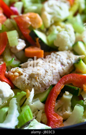 Gedünstetes Hähnchenbrustfilet mit Gemüse, selektiven Fokus. Gesunde Ernährung essen. Stockfoto