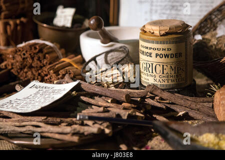 Die Traditionellen victorian Apothecary, Zähler mit Gewürzen, Kräutern, Stößel und Mörser noch Leben (Old Operating Theatre Museum und Herb Garret, London, UK Stockfoto