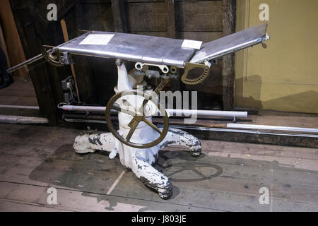 19. Jahrhundert Metall OP-Tisch für Kinder (Old Operating Theatre Museum und Kraut Garret, London, UK) Stockfoto