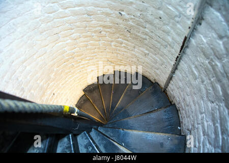 Schmale Wendeltreppe im Innenbereich Stockfoto