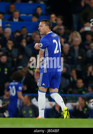 Chelseas John Terry ersetzt David Luiz während der Premier-League-Spiel zwischen Chelsea und Middlesborough an der Stamford Bridge in London. 07 Mai 2017 nur zur redaktionellen Nutzung kein Merchandising. Fußballbilder FA Premier League Einschränkungen Beantragung und inc. keine Internet/Mobile Nutzung ohne FAPL Lizenz - für Details Kontakt Football Dataco Stockfoto