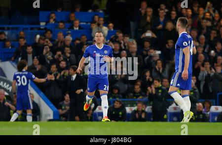 Chelseas John Terry ersetzt David Luiz während der Premier-League-Spiel zwischen Chelsea und Middlesborough an der Stamford Bridge in London. 07 Mai 2017 nur zur redaktionellen Nutzung kein Merchandising. Fußballbilder FA Premier League Einschränkungen Beantragung und inc. keine Internet/Mobile Nutzung ohne FAPL Lizenz - für Details Kontakt Football Dataco Stockfoto