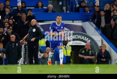 Chelseas John Terry ersetzt David Luiz während der Premier-League-Spiel zwischen Chelsea und Middlesborough an der Stamford Bridge in London. 07 Mai 2017 nur zur redaktionellen Nutzung kein Merchandising. Fußballbilder FA Premier League Einschränkungen Beantragung und inc. keine Internet/Mobile Nutzung ohne FAPL Lizenz - für Details Kontakt Football Dataco Stockfoto