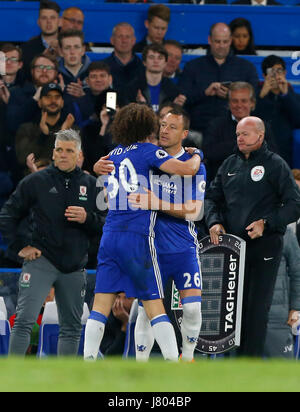 Chelseas John Terry ersetzt David Luiz während der Premier-League-Spiel zwischen Chelsea und Middlesborough an der Stamford Bridge in London. 07 Mai 2017 nur zur redaktionellen Nutzung kein Merchandising. Fußballbilder FA Premier League Einschränkungen Beantragung und inc. keine Internet/Mobile Nutzung ohne FAPL Lizenz - für Details Kontakt Football Dataco Stockfoto