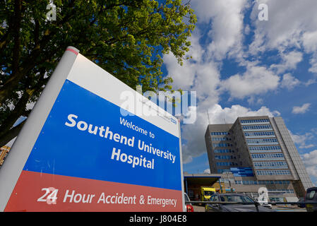 Schild des Southend University Hospital, Southend on Sea, Essex, Großbritannien, mit Krankenwagen und Parkplatz. Eingang zum Southend Hospital Stockfoto