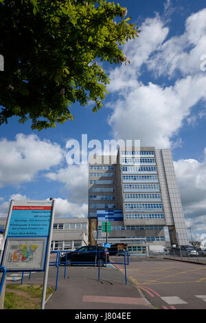 Southend Hospital, Southend on Sea, Essex, Eingang, mit Parkplatz. Southend University Hospital Stockfoto