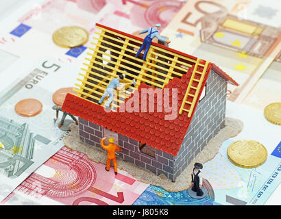 Bauarbeiter bauen ein Fertighaus in einem neuen Wohngebiet Stockfoto