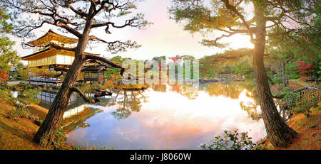 Beautiful Kinkakuji Tempel (The Golden Pavilion) bei Sonnenuntergang im Herbst. Kyoto JAPAN, Panoramablick Stockfoto