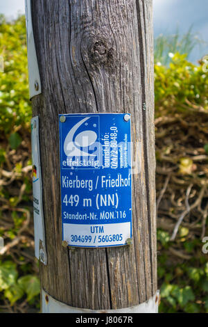 Eifelsteig Signat einem Mast an der Kierberg über Monschau in der Eifel, Deutschland. Stockfoto