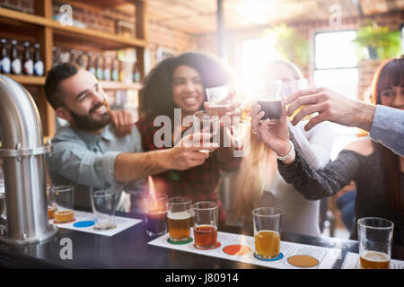 Freunden Bier Verkostung, toasten Biergläser im pub Stockfoto