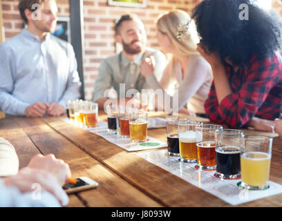 Freunde, die Verkostung in der Brauerei Bierproben Stockfoto