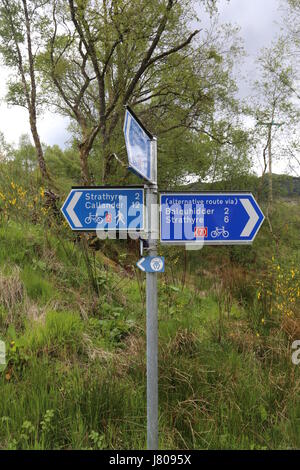 National Cycle Route 7 und Rob Roy Weg in der Nähe von Balquhidder Schottland Mai 2017 anmelden Stockfoto