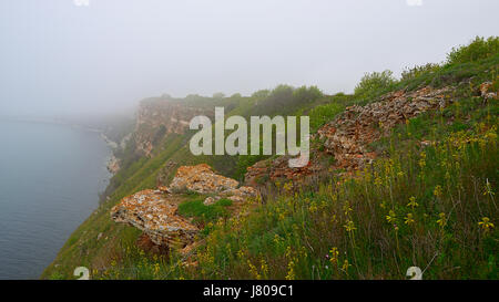 Die Ufer des Schwarzen Meeres in den frühen Morgenstunden in einem Nebel Kap Kaliakra in Bulgarien, ein Nebel bedecken die Küste von den dichten Schleier. Stockfoto