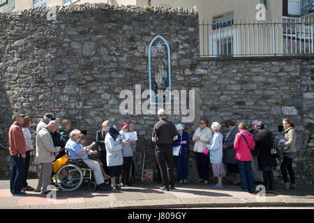 Plymouth, Devon. Die Barbakane. Eine Gruppe, meist ältere, mit einem Priester vor eine Statue und Heiligtum der Jungfrau Maria zu beten Stockfoto