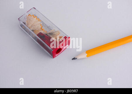 Bleistiftspitzer mit Bleistift Späne und Bleistift. Hautnah. Stockfoto