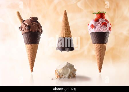 Konzept Sommer lustig Eis. Mit Upside-down und Eis und crushed Eis Kugel auf dem Tisch. Erhöht auf reflektierenden Tisch und dekorierten Witz Stockfoto