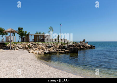 Schönes Restaurant an einem sonnigen Strand in Rumänien am Schwarzen Meer Stockfoto
