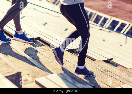 Nahaufnahme eines Paares auf Stadion im Erdgeschoss ausgeführt Stockfoto
