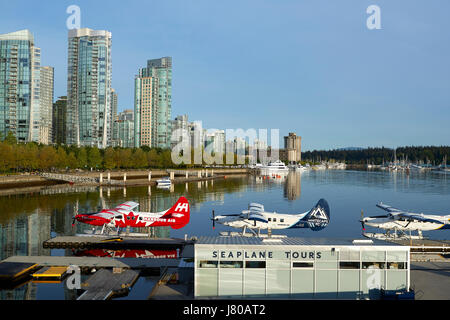 Harbour Air Wasserflugzeuge de Havilland Canada DHC-3-T Turbo Otter Wasserflugzeug Flotte vor Anker in Vancouver Hafen Flight Center. Stockfoto