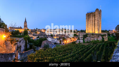 Frankreich, Gironde, Saint Emilion, aufgeführt als Weltkulturerbe der UNESCO, Glockenturm der monolithische Kirche, der Turm des Königs in der Nacht Stockfoto