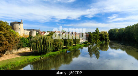 Frankreich, das Dorf entlang der Anglin, das Schloss links und Anglin Fluss Indre, regionalen natürlichen Parks von Brenne, Ingrandes Stockfoto