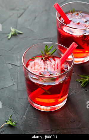 Sommer erfrischende Cocktails mit Erdbeer und Thymian auf einen konkreten Hintergrund Stockfoto