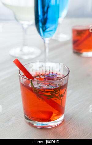 Verschiedene Cocktails vor Fenster Stockfoto