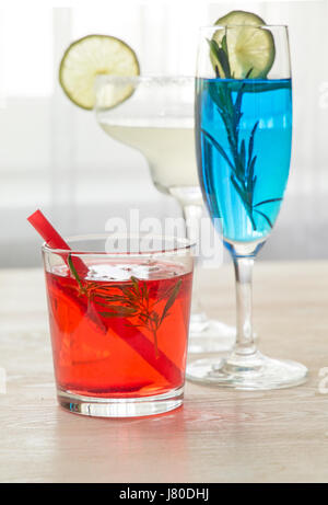 Verschiedene Cocktails vor Fenster Stockfoto