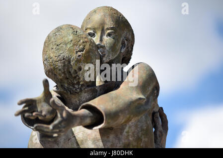 Die Statue von René Julien nannte die Rückkehr, symbolisiert die Rückkehr nach Hause und die erste ekstatische Umarmung zwischen zwei getrennten Personen Stockfoto