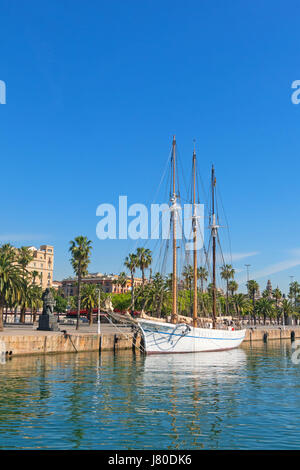 Santa Eulalia Boot in Barcelona, Spanien. Touristen-Spaziergang entlang des Hafens neben Santa Eulalia, eine historische Schoner von 1918 auf dem Display in der Moll De la Stockfoto