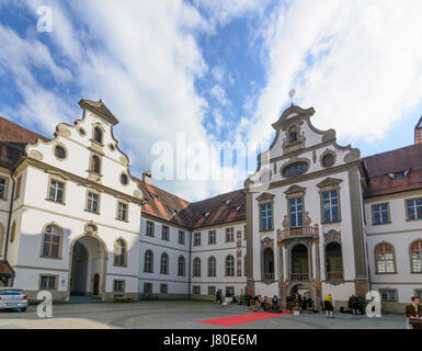 Ehemaligen Klosterhof St. Mang, heute Rathaus, Füssen, Schwaben, Allgäu, Swabia, Bayern, Bayern, Deutschland Stockfoto