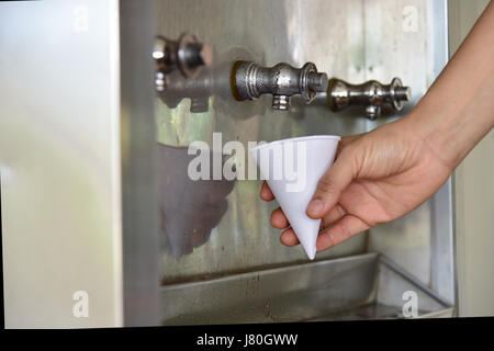 Mann immer einem kalten Erfrischungsgetränk aus dem Wasser-Kühler. Stockfoto