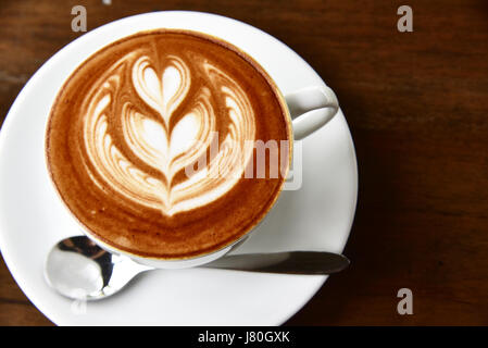 Closeup Tasse Kaffee Latte Kunst und Mokka auf alte braune hölzerne quadratischen Rahmen Hintergrundbild. Stockfoto