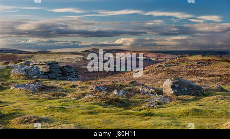 Blick vom Holwell Tor in Richtung Hound Tor im Dartmoor National Park Stockfoto