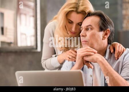 Stören Sie älteres Paar mit Laptop zusammen zu Hause Stockfoto