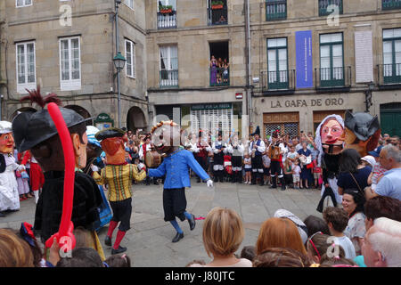 Gigantes y Cabezudos riesige Figuren-Parade durch die Straßen von Santiago De Compostela in Nordspanien während der Himmelfahrt-Festival. Stockfoto