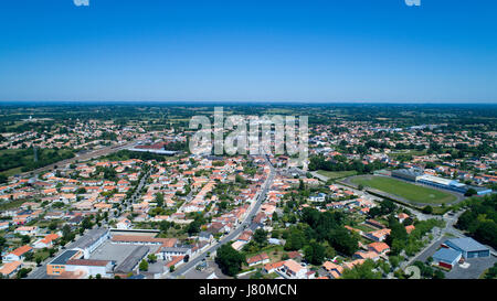 Vogelperspektive auf Sainte Pazanne Stadt in der Nähe von Nantes, Loire-Atlantique, Frankreich Stockfoto